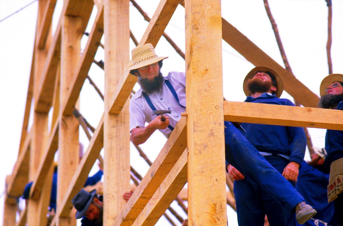 amish-barn-raising-2.jpg