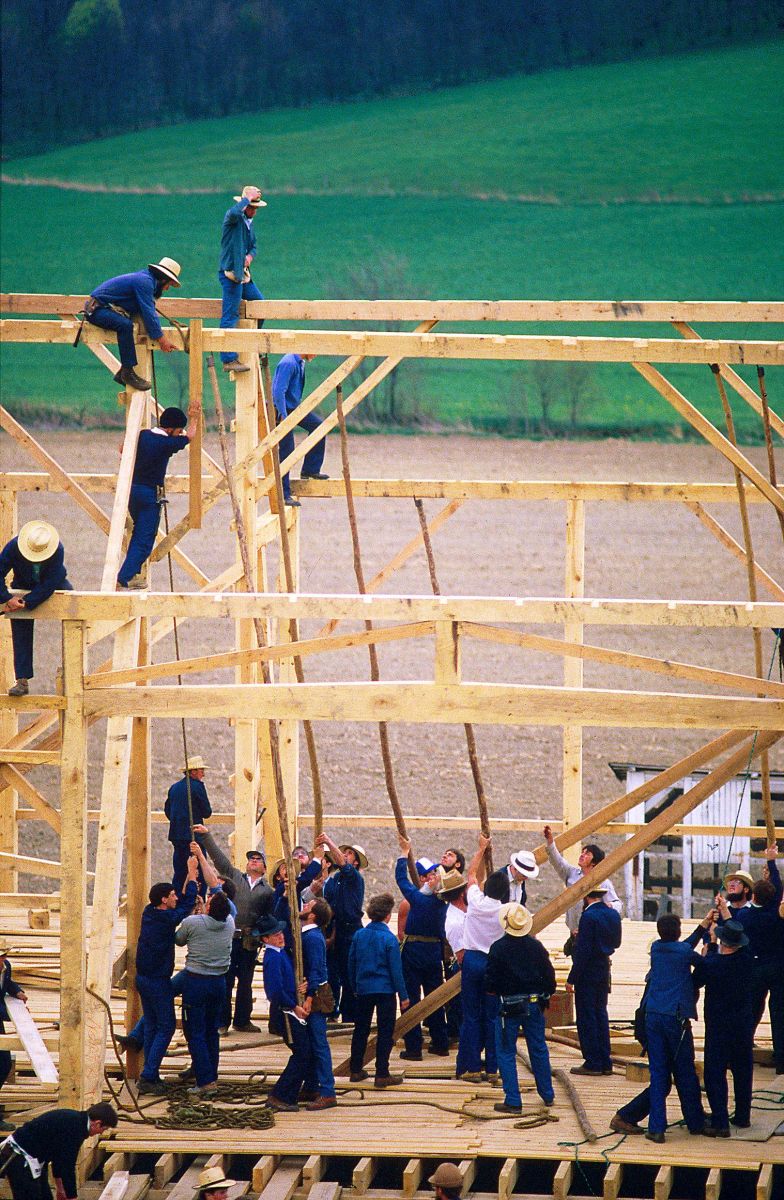 amish-barn-raising-4.jpg
