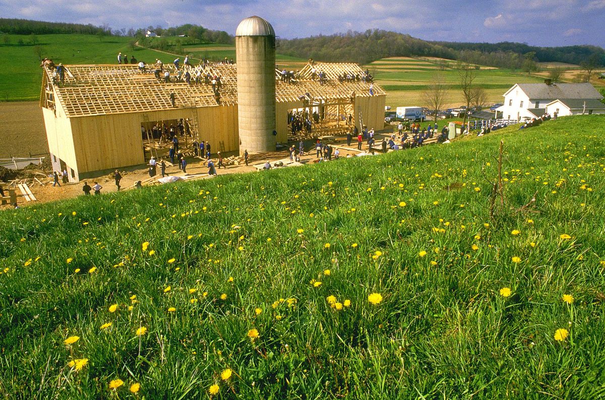 amish-barn-raising.jpg
