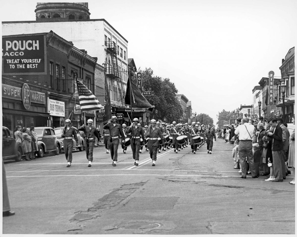 new-philadelphia-parade-n-broadway-c1950.jpg
