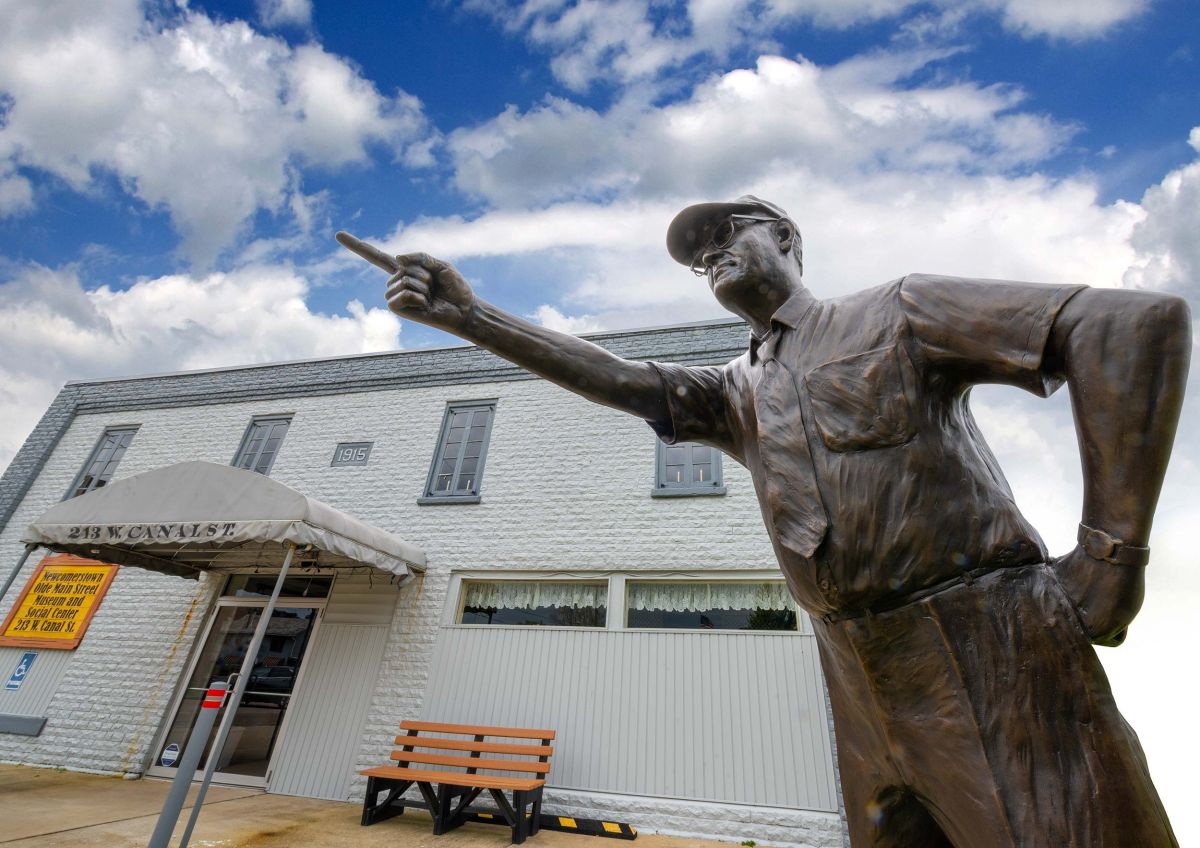 newcomerstown-woody-hayes-statue-old-main-street-museum-newcomerstown.jpg