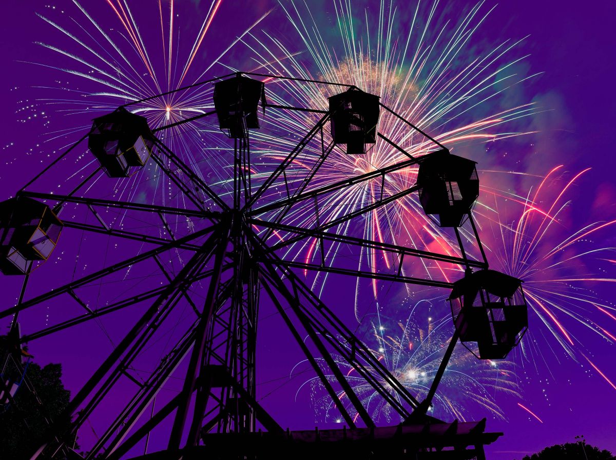tuscoraparkfall2020-fireworks-behind-ferris_wheel_002.jpg